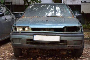 Bir kazadan sonra bozuk araba tamir edildi.