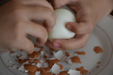 clean the boiled egg