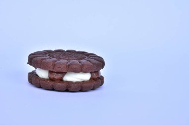 Beyaz arka planda lezzetli kurabiyeler,