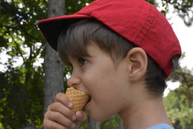  Çocuk dondurma yiyor