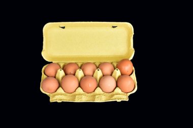 büyük tavuk yumurtası kutusunda