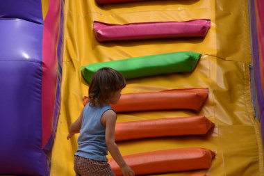 Çocuklar şişme kalede oynuyorlar.,