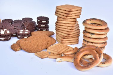 Beyaz arka planda lezzetli kurabiyeler 