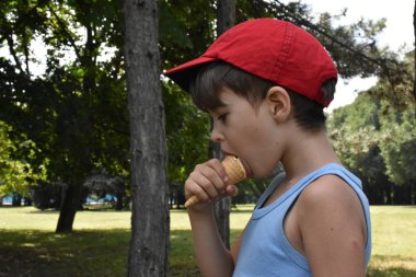  Çocuk dondurma yiyor