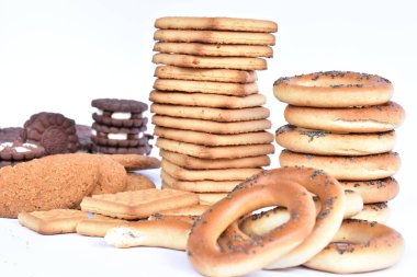 Beyaz arka planda lezzetli kurabiyeler 