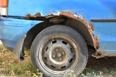 Bir kazadan sonra bozuk araba tamir edildi.