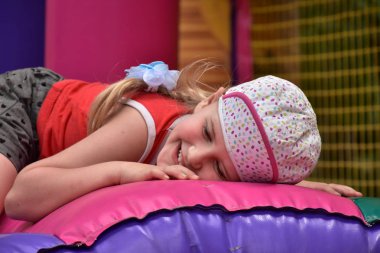 Çocuklar şişme kalede oynuyorlar.,