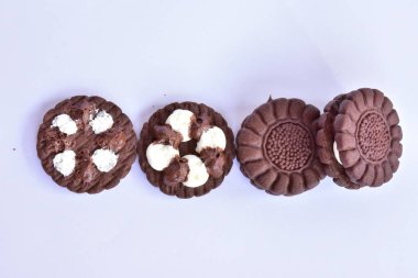 Beyaz kremalı çikolata kurabiye 