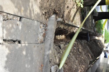 bir pit hendek kazı