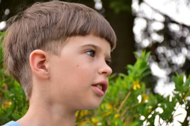 Bir çocuğun güzel portresi.