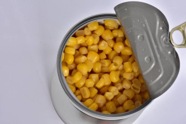 beyaz bir arka plan üzerinde bir ton içinde mısır