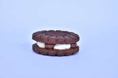 Beyaz arka planda lezzetli kurabiyeler,