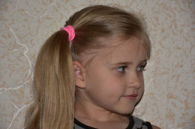 Aydınlık arka planda güzel çocuklar,