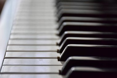Piyanonun üzerinde siyah beyaz tuşlar 