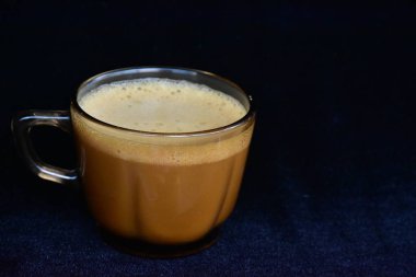 Arka planda bir fincan kahve.