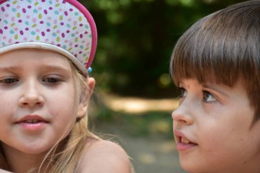 Aydınlık arka planda güzel çocuklar,