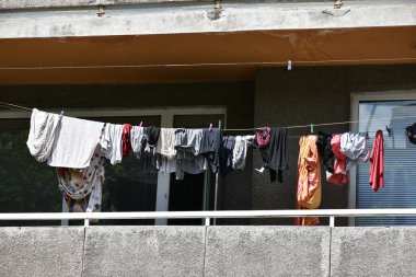 Yıkanmış giysiler ipe asılmış.