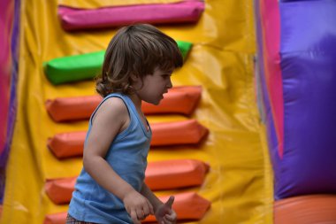 Çocuklar şişme kalede oynuyorlar.,