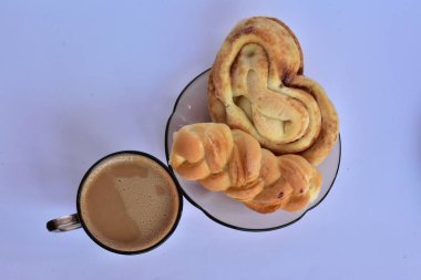 kahve ile çörekler yakın 