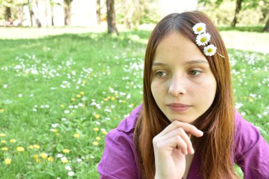 sevimli genç kız açık havada poz 