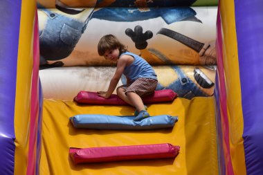 şişme kalede çocuk oyun