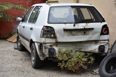 Bir kazadan sonra bozuk araba tamir edildi.