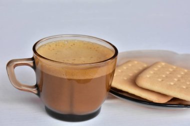 bir fincan kahve ve bisküvi