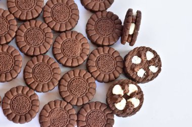 Beyaz kremalı çikolata kurabiye 