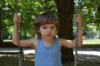 Çocuk oyun parkında oynuyor.,