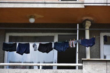 Yıkanmış giysiler ipe asılmış.