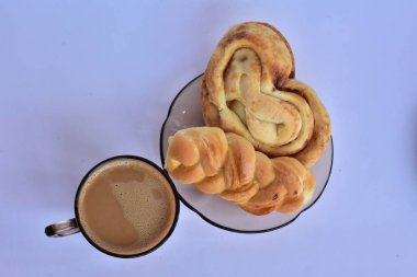 kahve ile çörekler yakın 