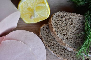 sosis ve limon ve ekmek