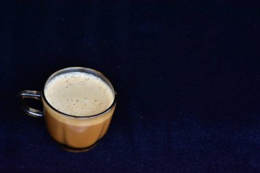 Arka planda bir fincan kahve.