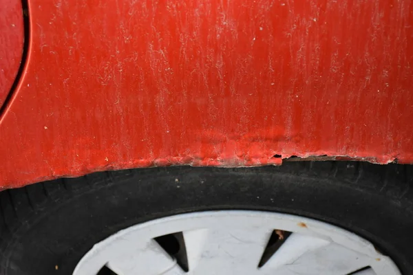 红色的旧汽车漆坏了 车轮被剪开了 — 图库照片