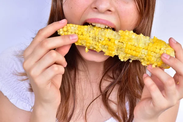 Gadis Makan Jagung Menutup — Stok Foto