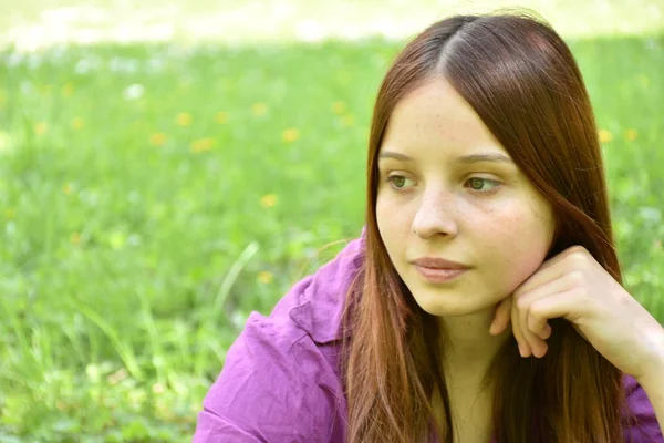 Schattig Tiener Meisje Poseren Buitenshuis — Stockfoto