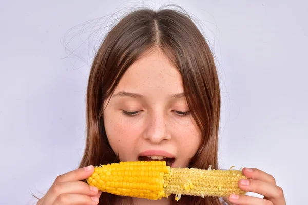 肖像画に近い トウモロコシを食べる女子高生 — ストック写真