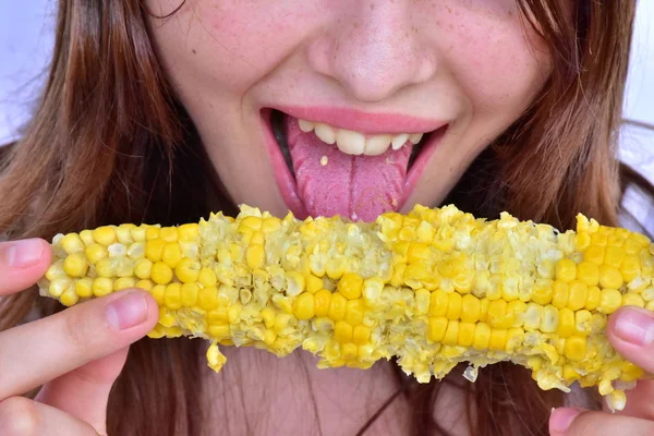 Gadis Makan Jagung Menutup — Stok Foto