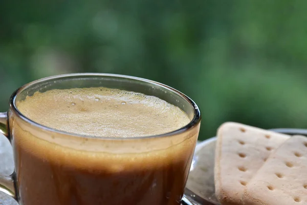 背景にコーヒーを飲みながら — ストック写真