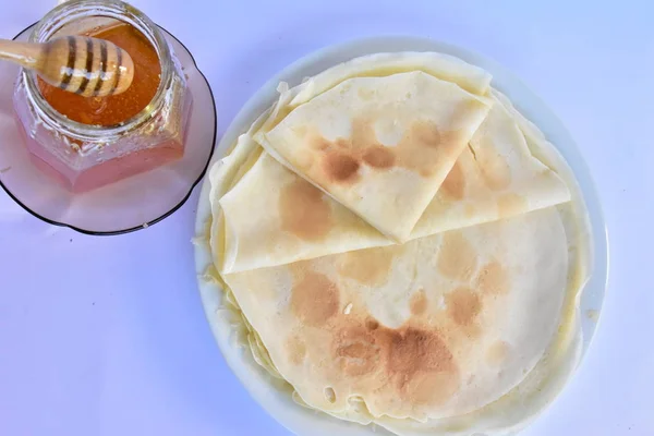 Pfannkuchen Mit Honig Auf Blauem Hintergrund — Stockfoto