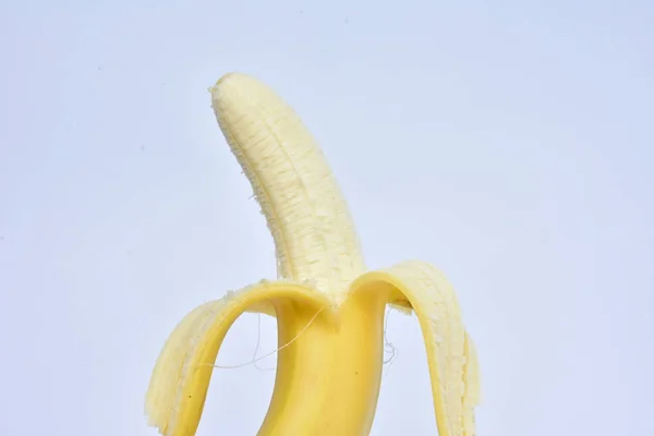 Banan Bliska Niebieskim Tle — Zdjęcie stockowe