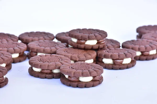 Biscoitos Chocolate Com Creme Branco — Fotografia de Stock