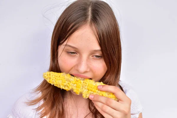 Gadis Makan Jagung Menutup Potret — Stok Foto