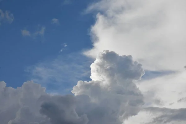 Прекрасне Небо Хмарами — стокове фото