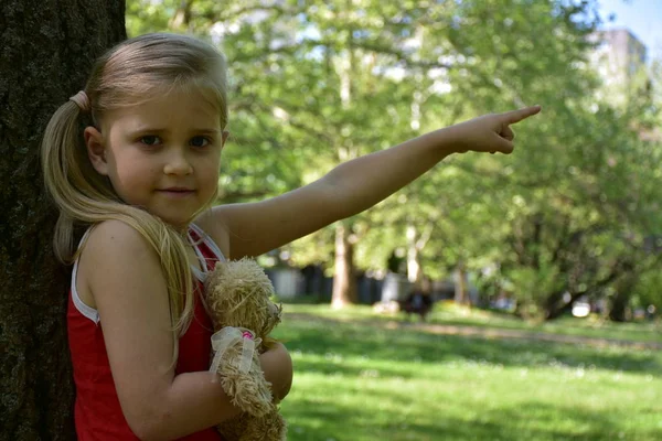 Мила Маленька Дівчинка Відкритому Повітрі Іграшкою Руках — стокове фото