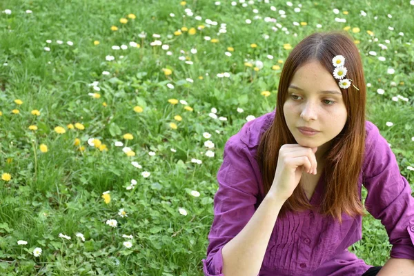 Bonito Adolescente Menina Posando Livre — Fotografia de Stock