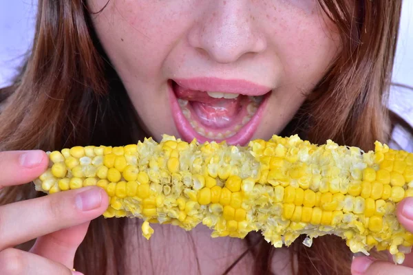 トウモロコシを食べる女の子クローズアップ — ストック写真