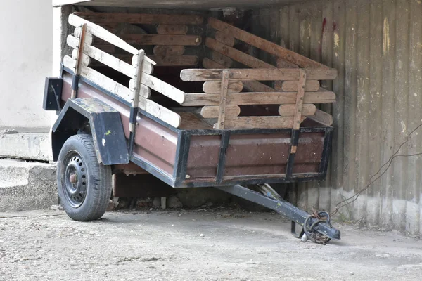建筑工地旧的生锈的拖车 — 图库照片