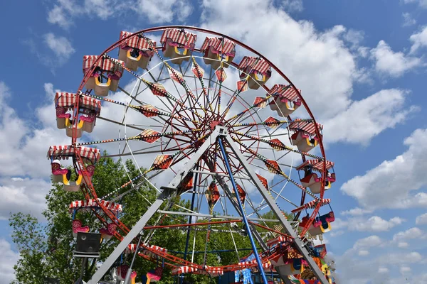 Carrousel Tegen Lucht Sport — Stockfoto