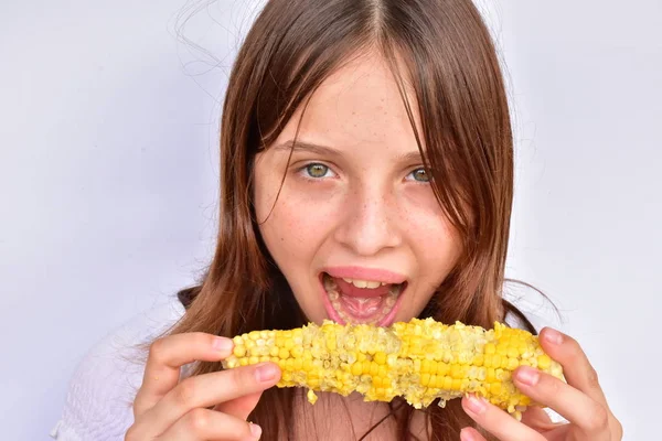 Menina Comer Milho Perto — Fotografia de Stock